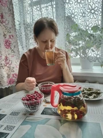 Витаминный чай из полезных трав и ягод.